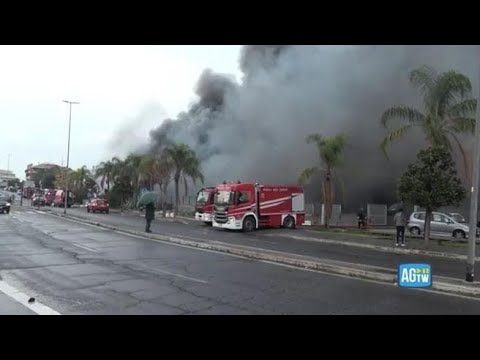 Incendio nel quartiere di Mezzocammino a Roma: densa colonna di fumo nero si leva da un garage