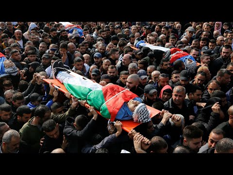 آلاف الفلسطينيين يشيعون جثامين 6 شهداء بمخيم &quot;نور شمس&quot; في طولكرم