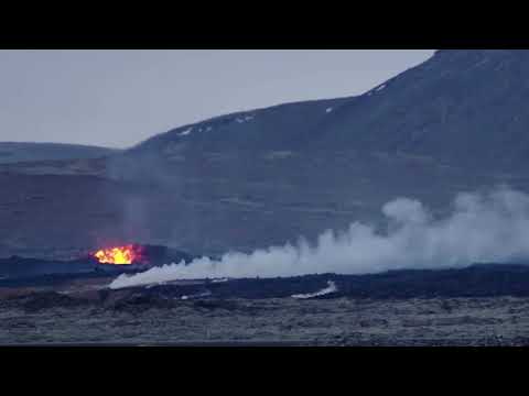 Iceland volcano recedes after day of town fires | REUTERS