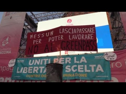 Green Pass, alla protesta di Torino bruciati i certificati in piazza