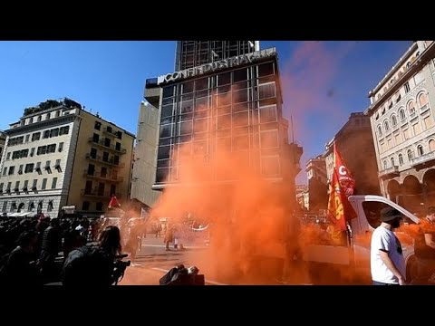 Genova, lancio di fumogeni sotto la sede di Confindustria durante lo sciopero generale