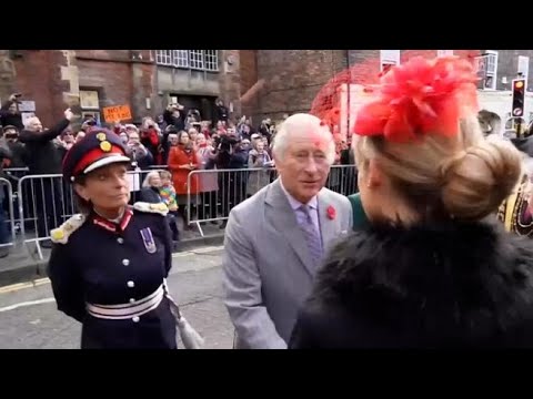 Lancio di uova contro re Carlo e Camilla in visita a York, evitati per un soffio