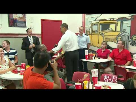 Obama surprises diner, orders chili dogs