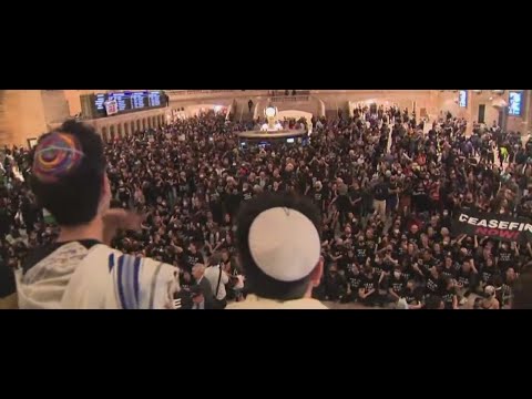 Jewish peace activists hold sit-in protest at Grand Central to demand ceasefire in Israel-Hamas conf