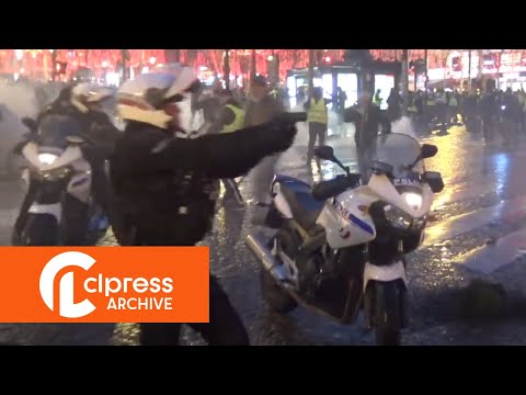 ARCHIVE: Gilets Jaunes Acte 6 : un policier &agrave; moto sort son arme &agrave; feu (22 d&eacute;cembre 2018, Paris)