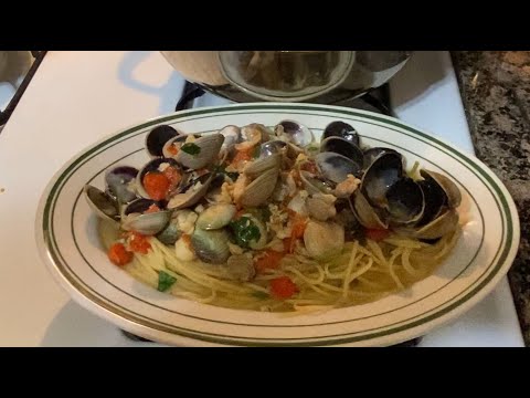 Spaghetti with Clam Sauce (Pasta Fazool Season 2 Episode 25)