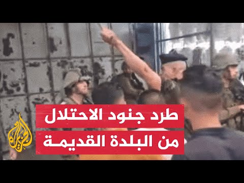 عناصر من السلطة الفلسطينية يطردون جنود الاحتلال من إحدى أسواق الخليل