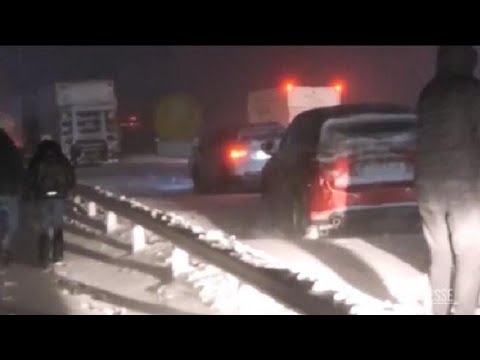 Svezia nella morsa del freddo, centinaia di auto bloccate da neve