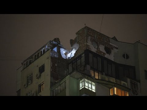 Brand in Hochhaus: Russische Drohnenangriffe auf Kiew