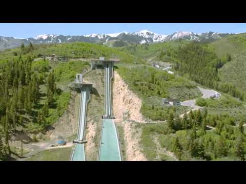 Salto in moto da trampolino con gli sci