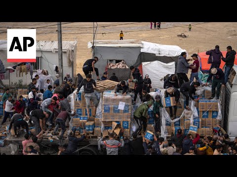 People chase after aid trucks in Gaza&rsquo;s Rafah