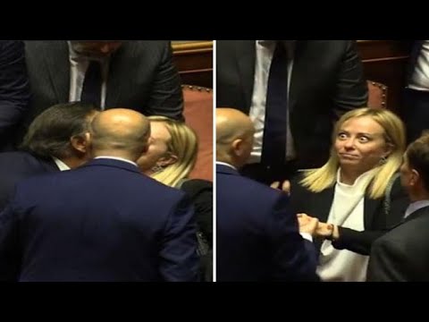 Dietro la fiducia: l'esultanza di Salvini e Meloni, il bacio a tre (per errore), Berlusconi e il...