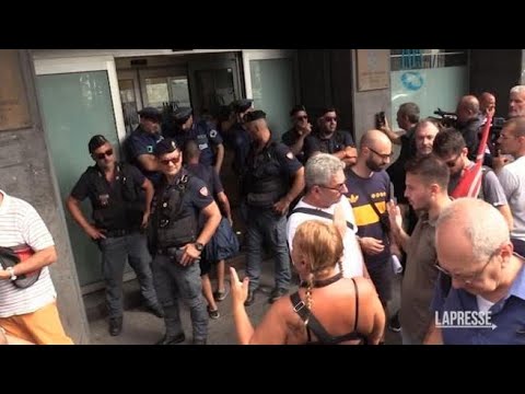 La protesta dei percettori del Reddito di cittadinanza alla sede Inps di Napoli