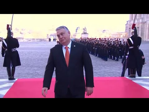 This is how Hungary's Viktor Orb&aacute;n greeted journalists in Versailles