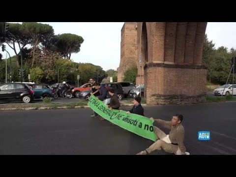 Roma, gli ambientalisti fermano di nuovo il traffico sull&amp;rsquo;Ardeatina