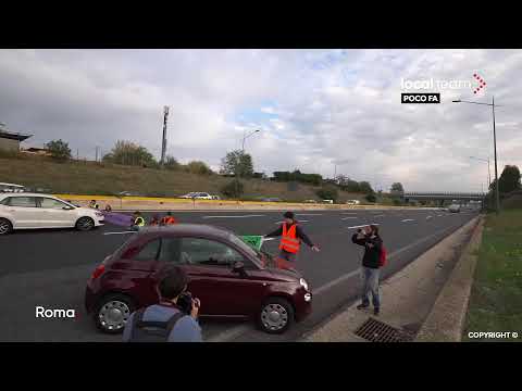 LIVE Roma, attivisti clima Ultima Generazione bloccano Grande Raccordo Anulare: diretta video