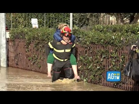 Donna soccorsa in spalle da un vigile del fuoco a Campi Bisenzio, i residenti sono bloccati in...