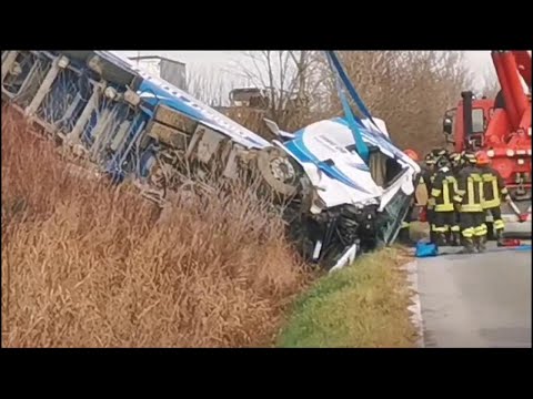 Scontro tra suv, camion e ambulanza sulla Cimpello-Sequals: tre morti, quattro feriti