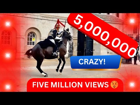 Queen&rsquo;s Guard Horse Goes Crazy