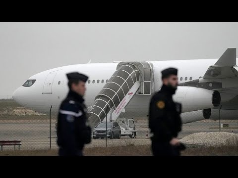 France : les passagers Indiens bloqu&eacute;s &agrave; Vatry ont d&eacute;coll&eacute;, deux d'entre eux plac&eacute;s en garde &agrave; vue