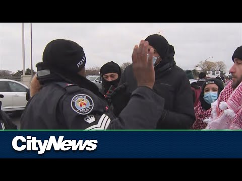 3 arrested after police ban protests on Avenue Road bridge