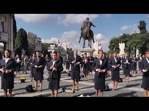 Alitalia, le lavoratrici si spogliano al Campidoglio per protesta