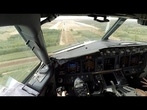 Boeing 737 cockpit view, visual approach (Full HD)