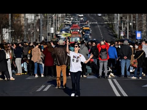 Serbie : blocage d'une rue &agrave; Belgrade contre la fraude &eacute;lectorale pr&eacute;sum&eacute;e