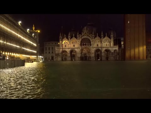 Maltempo, alta marea eccezionale a Venezia: suonano le sirene nella citt&agrave; lagunare