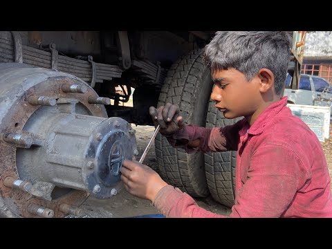 Truck hub greasing | truck rear wheel hub greasing skills | truck mechanic | Indian truck 🚚🛞