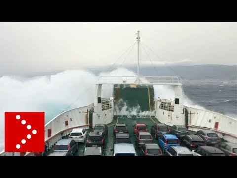 Lo stretto di Messina nella tempesta: grandi onde contro i traghetti