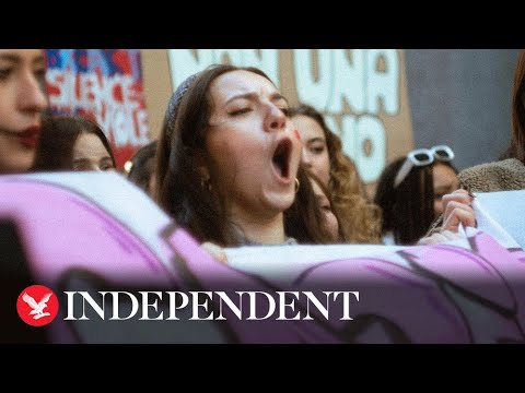 Why are protesters in Italy holding a minute of noise to stop violence against women?