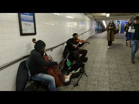 &quot;O Holy Night&quot; Played on Violin in NYC Subway