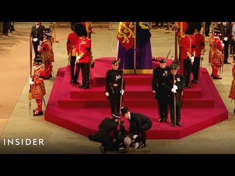 Royal Guard Collapses By The Queen's Coffin | Insider News