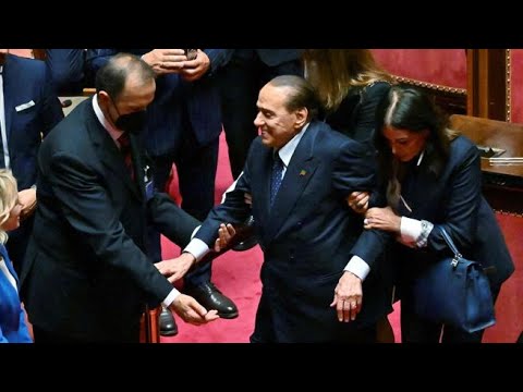 Il momento del voto di Silvio Berlusconi in Senato: sbaglia uscita e poi si avvicina ai suoi