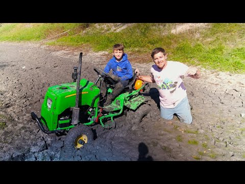 Finding Secret Key for New Toy in Deep Mud | Tractors for kids