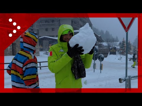 Nevicate in corso sulle Alpi: a Madonna di Campiglio si gioca a palle di neve