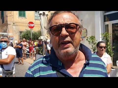 Lampedusa, manifestanti contestano il sindaco: &laquo;Siamo stanchi, &egrave; il momento di dire basta...