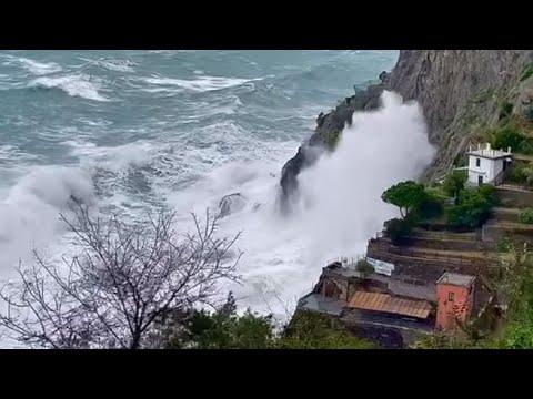 L&amp;rsquo;eccezionale mareggiata che ha travolto le Cinque Terre e colpito i centri abitati