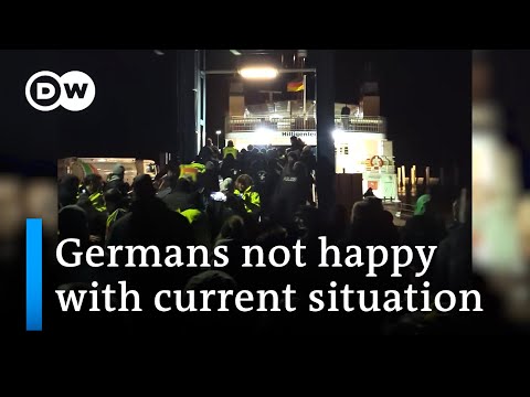 Angry farmers block German minister &ndash; vast majority of Germans 'concerned' about situation |&nbsp;DW News