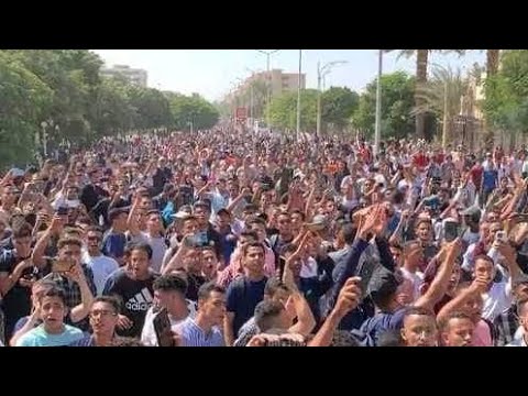 بعض من مظاهرات طلاب جامعة المنيا اليوم وكسر بوابة الجامعة للخروج 