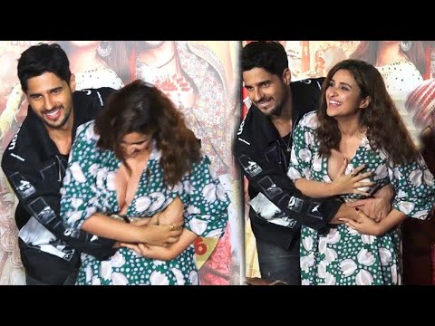 मीडिया के सामने सरेआम Parineeti Chopra के साथ Sidharth Malhotra ने की ये गलत हरकत वीडियो हुआ वायरल