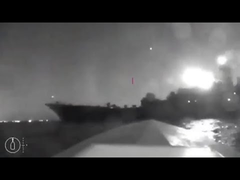 Kiev: &laquo;Nave russa colpita da un drone nel Mar Nero&raquo;. In un video il momento dell&rsquo;impatto