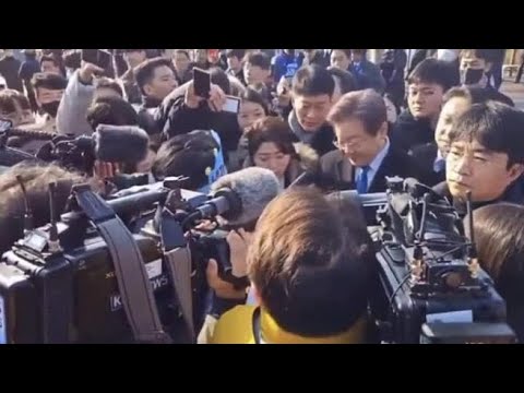 Il video choc dell'accoltellamento di Lee Jae-myung, leader dell'opposizione in corea del Sud