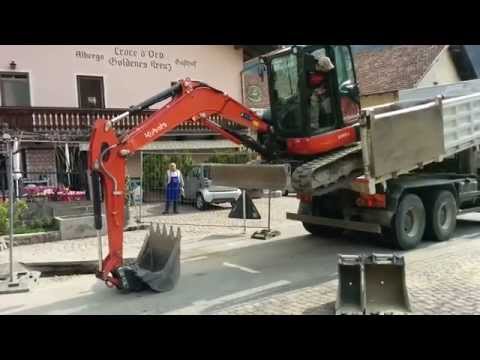 Excavator unload from a Truck in a different way