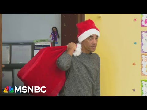 See Barack Obama surprise kids as &quot;Skinny Santa&rdquo; in Chicago