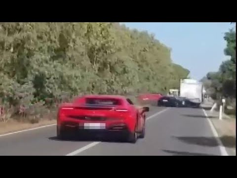 Il sorpasso e lo schianto, il video dell&amp;rsquo;incidente tra una Ferrari e un camper in Sardegna