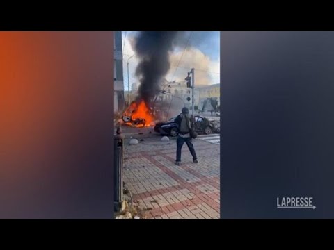 Ucraina: esplosioni a Kiev, auto a fuoco e distruzione. Le immagini dai social