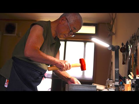 The process of making accessories with 0.09mm gold thread.