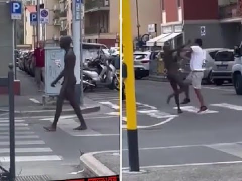 Un uomo nudo semina il panico in strada a Firenze: calci, pugni e bottigliate contro i passanti